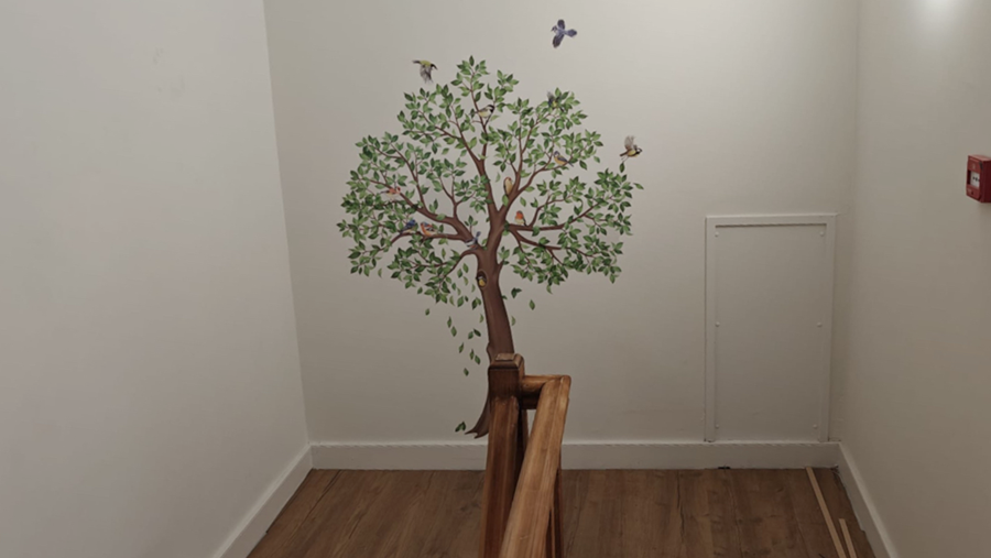 La couleur et le symbolisme donnent de la chaleur à l'espace jeunesse