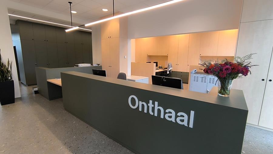 Une réception chaleureuse et fonctionnelle avec double finition stratifiée