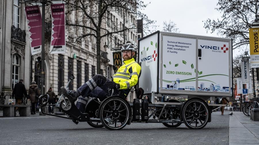 Technici van VINCI Facilities voeren interventies uit per elektrische cargofiets