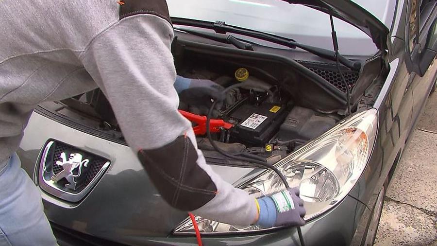 Comment démarrer votre voiture avec une batterie vide