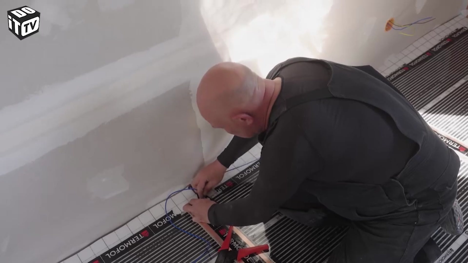 Hoe leg je elektrische vloerverwarming?